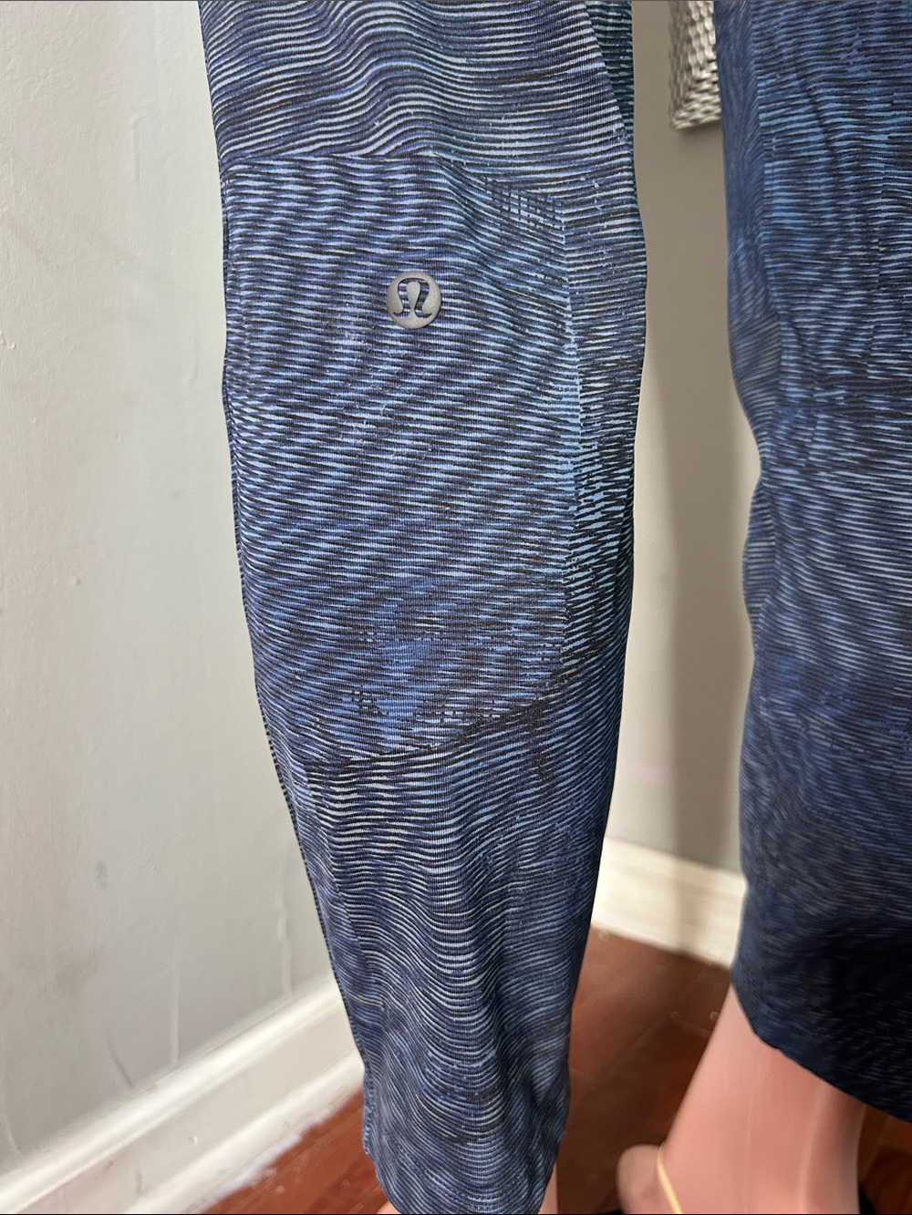 Lululemon Womens 6 On The Fly Pant Linear Flux Battleship
Multicolor Blue EUC - Picture 3 of 6